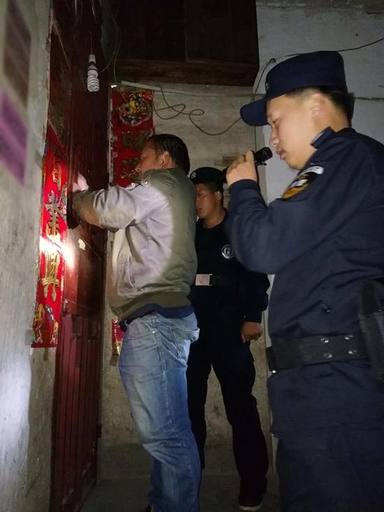 郑州粗心妈妈误将幼女锁家中 民警全城寻开锁师傅开门